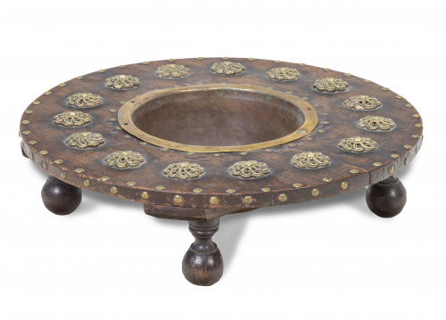 Brasero Carlos IV en madera de nogal con tachuelas con form