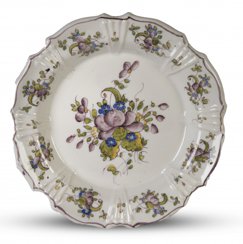 Plato de loza esmaltada decorada con ramilletes en manganes