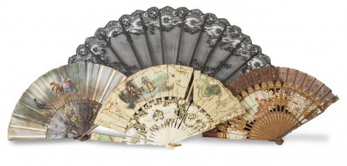 Lote de cuatro abanicos diferentes, uno con escena pintada 
