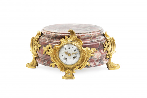 Reloj de marmol y bronce dorado de estilo Luis XV. E. Schno