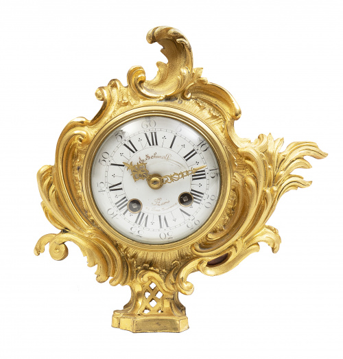 Reloj de marmol y bronce dorado de estilo Luis XV. E. Schno