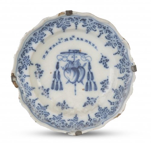 Plato de cerámica esmaltada en azul y blanco, con escudo de