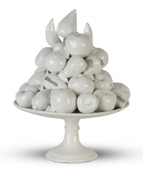 Frutero de "engaño" de cerámica en vidriado blanco.Levant