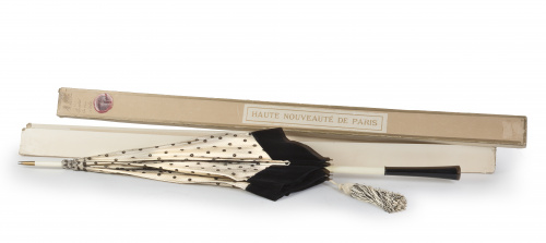 Sombrilla con encaje negro y mango de madera lacada, años 2