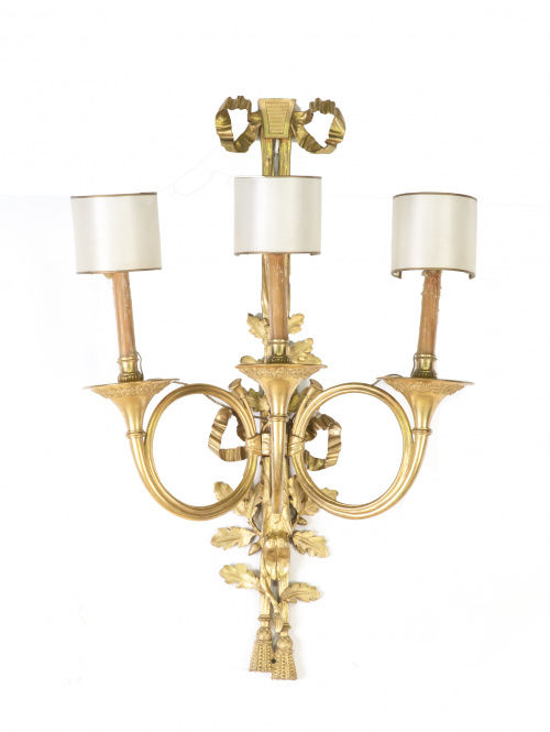 Pareja de apliques de dos brazos de luz de bronce dorado de