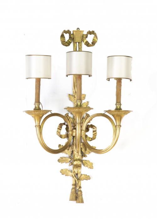 Pareja de apliques de tres brazos de luz de bronce dorado d