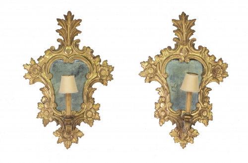 Pareja de cornucopias de madera tallada y dorada.S. XVIII.