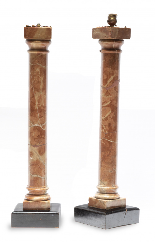Pareja de columnas decorativas de mármol, sobre de madera.