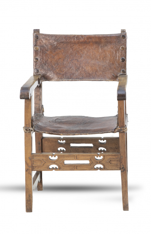 Frailero de madera con asiento y respaldo de piel tachonada