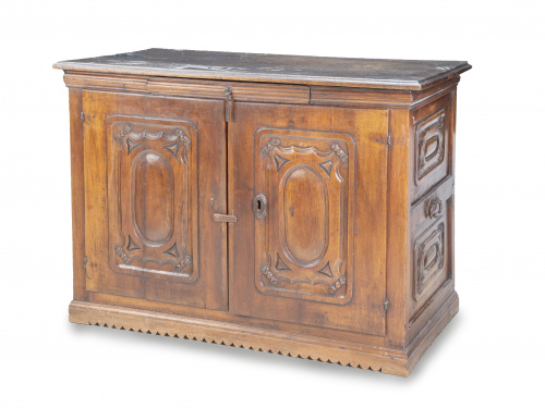 Armario bajo de madera de nogal.Trabajo castellano, S. XI