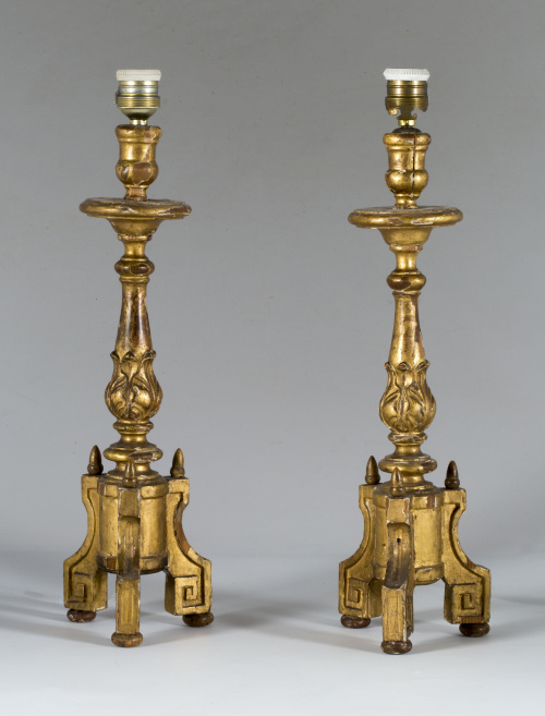 Pareja de hacheros Carlos IV de madera estucada y dorada.T