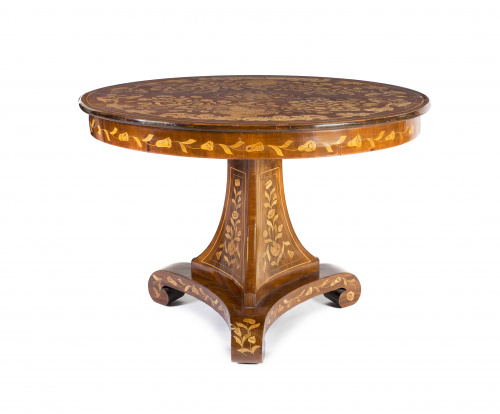 Mesa velador de pedestal sobre plataforma en madera de caob