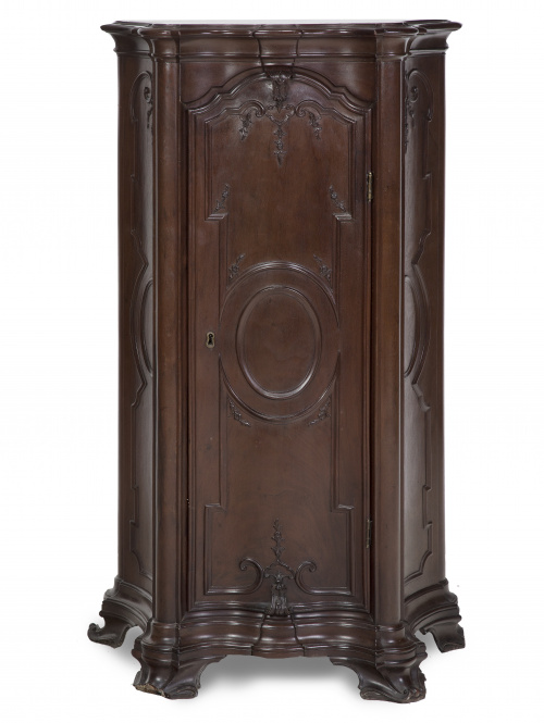 Armario bajo de madera tallada.Portugal, S. XVIII