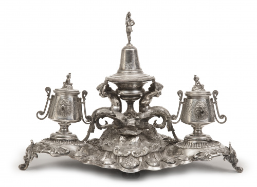 Escribanía de plata. Con marcas en la base.Aguste Louis F