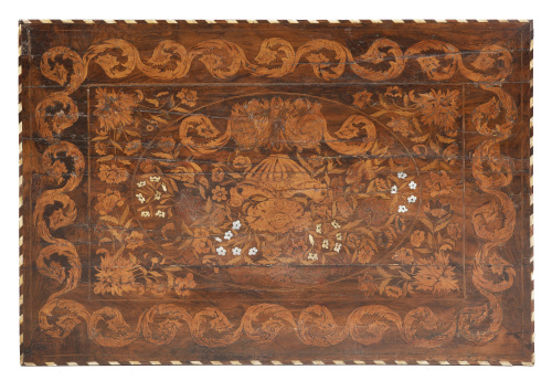 Mesa de madera de nogal con marquetería y aplicaciones de h