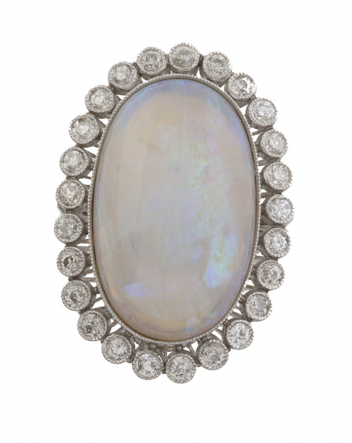 Sortija con gran cabuchón de ópalo, orlado de brillantes en