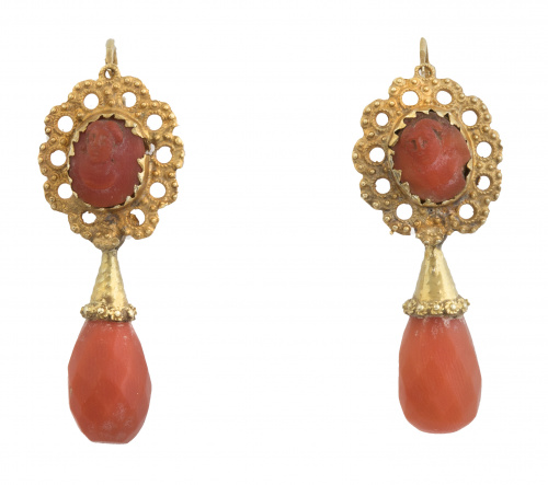 Pendientes largos de coral S. XIX con camafeo superior y pe