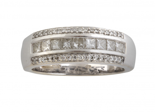 Sortija media alianza con banda central de diamantes talla 