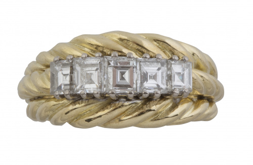 Sortija con banda central de cinco diamantes talla carré so