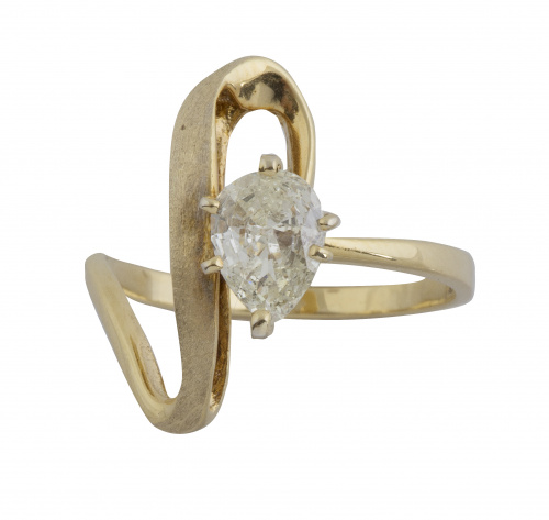 Sortija en oro amarillo con diamante talla perilla en el ce