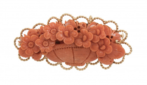 Broche de coral tallado en forma de centro floral, sobre fo