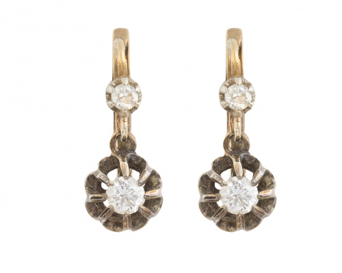 Pendientes de pp. S. XX con dos brillantes, el inferior, co