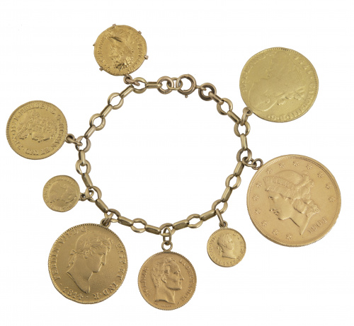 Pulsera con ocho monedas colgantes en eslabones ovalados.