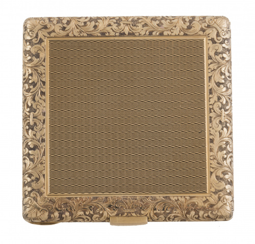 Polvera años 50 en oro, con centro de grabado guilloché enm