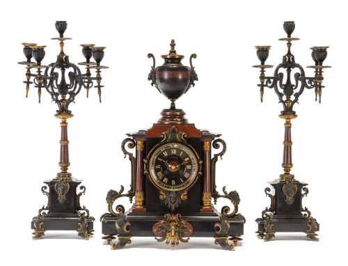 Guarnición de reloj y candelabros de mármol y bronce.Firm