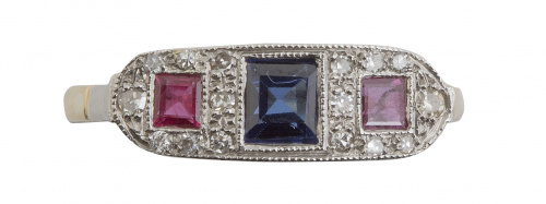 Sortija Art-Decó con zafiro central entre dos rubíes y fond