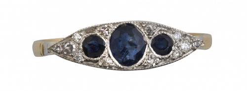 Sortija Art-Decó con tres zafiros de talla oval rodeados de
