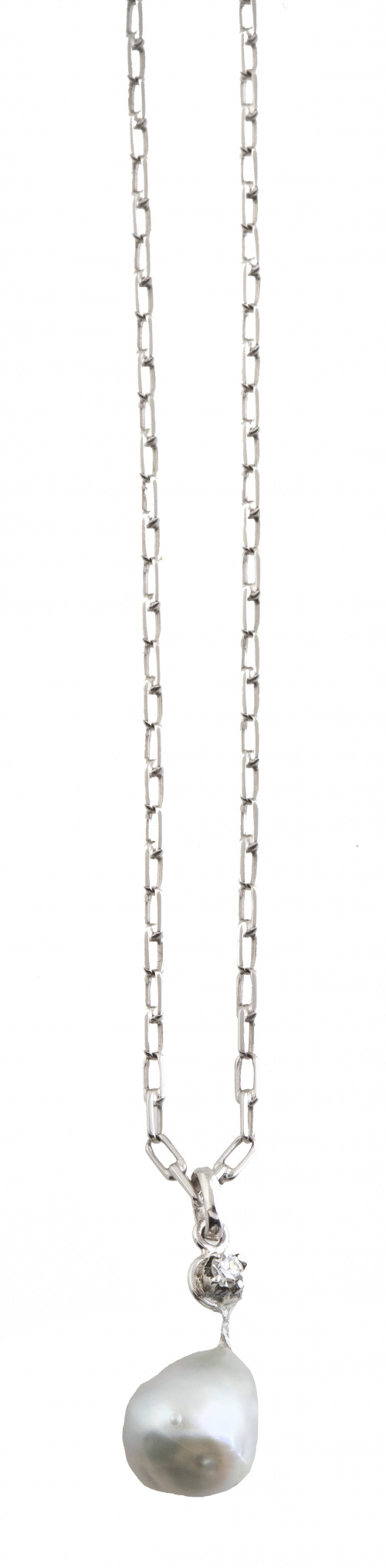 Colgante de perla barroca en forma de pera con un brillante