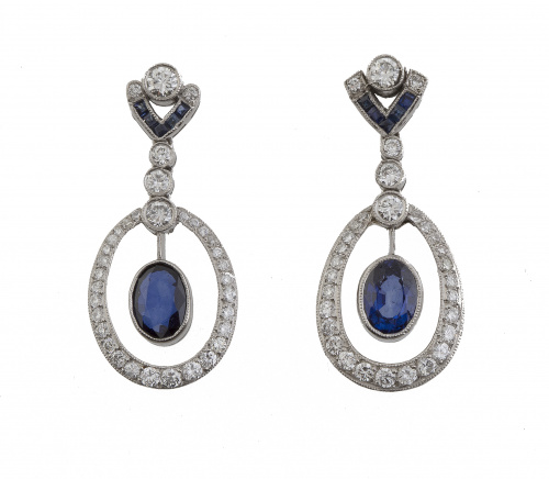 Pendientes largos estilo Art-Decó de platino con zafiros y 