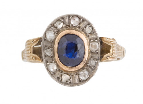 Sortija de pp. S. XX con zafiro oval central orlado de diam