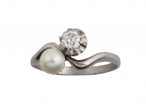 Sortija tu y yo de pp. S. XX con brillante y perla  en mont