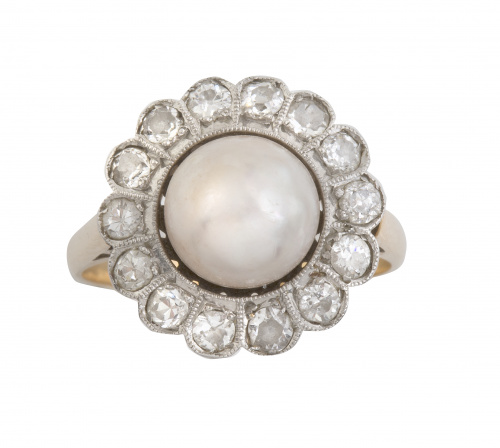 Sortija años 30 de media perla orlada de brillantes de tall