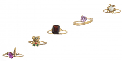 Lote de cinco sortijas en oro amarillo de 18K