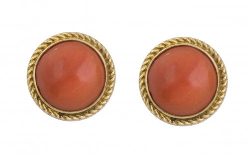 Pendientes con cabuchones de coral mediterráneo en marco de