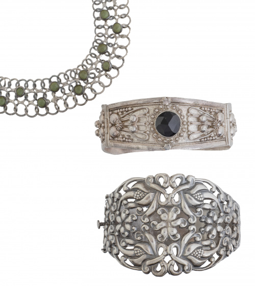 Conjunto de collar y dos brazaletes en plata