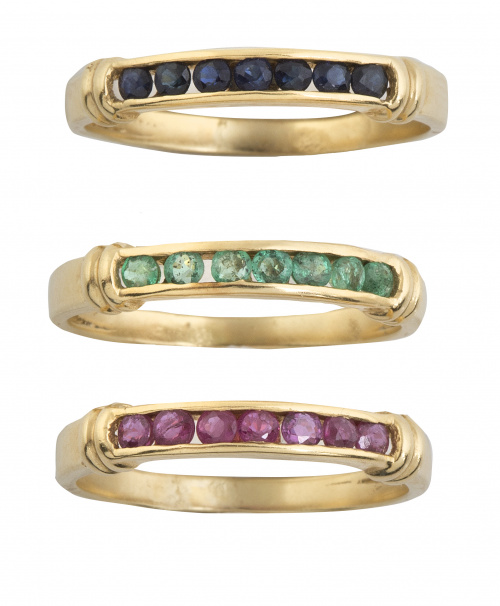 Lote de tres sortijas con zafiros, esmeraldas y rubíes cali