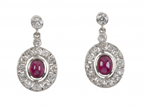 Pendientes largos con cabuchón de rubí orlado por marco ova