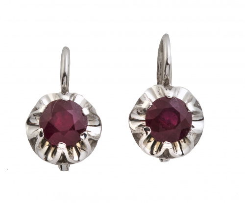 Pendientes con rubí de talla redonda en montura de garras d