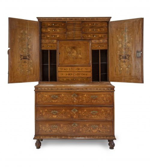 Bureau cabinet de madera de nogal con decoración de marquet