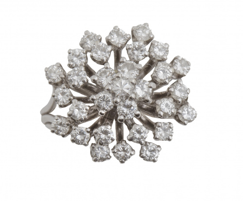 Sortija bombeé con brillantes engastados en garras a difere