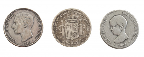 Tres monedas de cinco pesetas de diferentes años