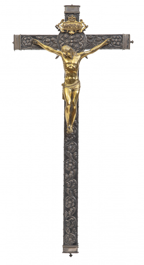 Crucifijo de plata con Cristo en bronce dorado, siguiendo m