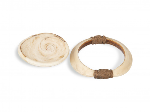 Lote de amuleto y piedra tallada.