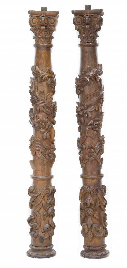 Pareja de columnas de orden corintio en madera tallada.Tr