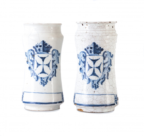 Dos botes de cerámica esmaltada en azul de cobalto con escu