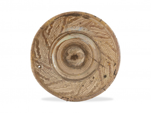 Plato de cerámica esmaltada en reflejo dorado con umbo cent